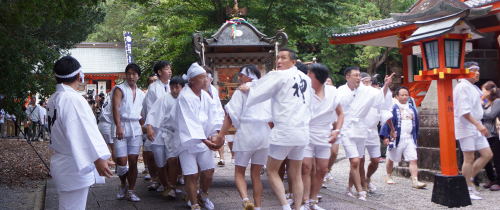 朱塗りの神幸船